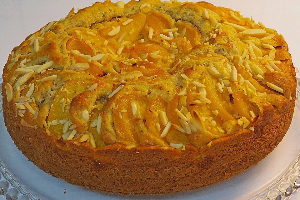 Aprikosenkuchen mit Nüssen