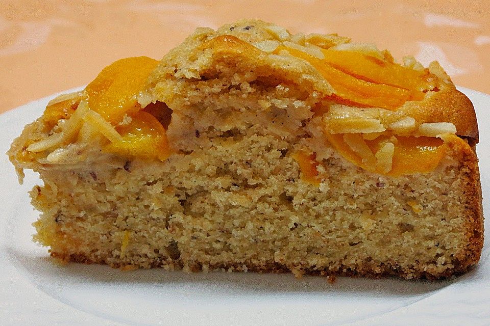 Aprikosenkuchen mit Nüssen