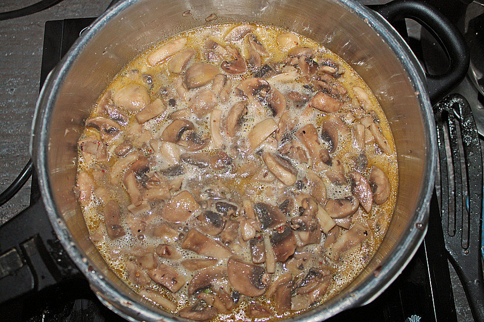 Champignons mit Knoblauchsoße