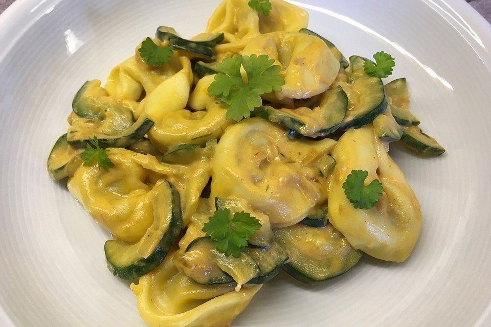 Zucchini mit Tortellini