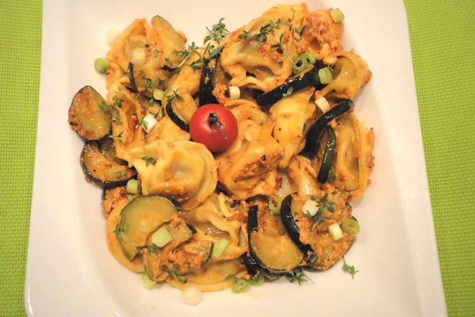 Zucchini mit Tortellini