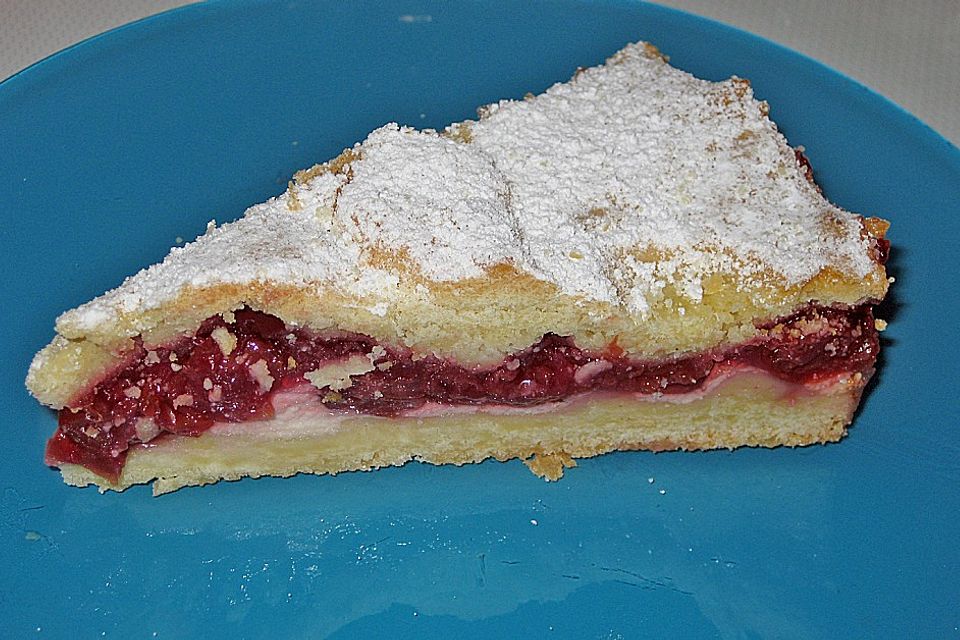 Gedeckter Kirschkuchen