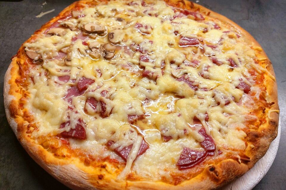 Pizza Salami mit Knoblauch