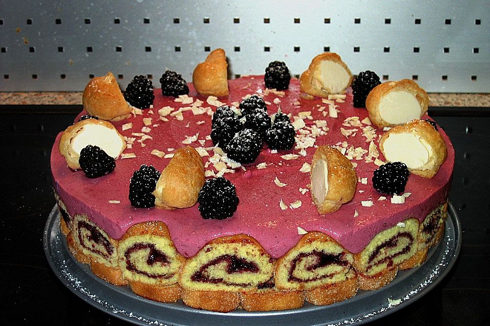 Windbeuteltorte mit Beeren