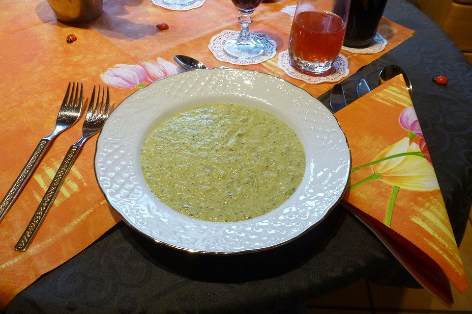 Brokkolicremesuppe mit Frischkäse