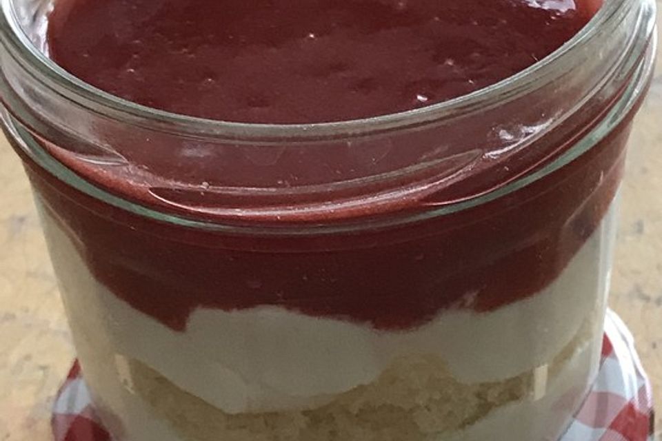 Joghurtcreme mit Erdbeerpüree