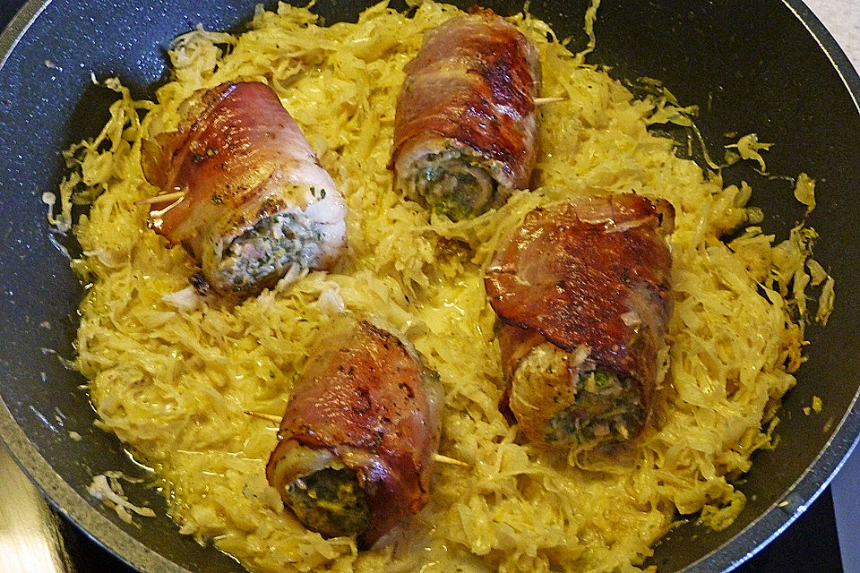 Fischrouladen auf Sauerkraut