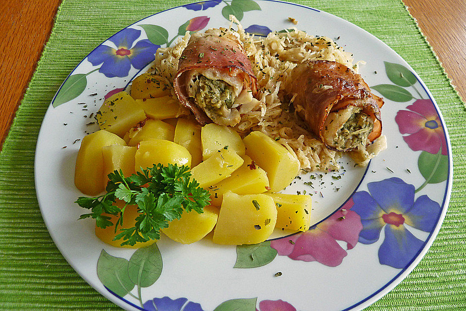 Fischrouladen auf Sauerkraut