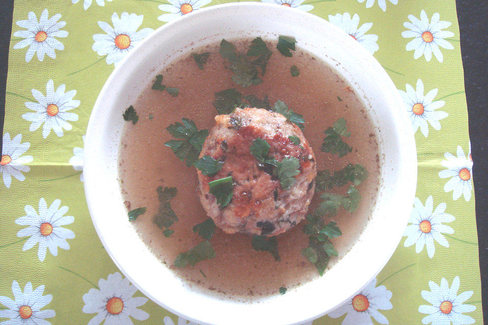 Kaspressknödel in der Fleischsuppe