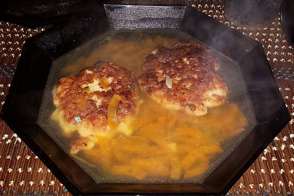 Kaspressknödel in der Fleischsuppe