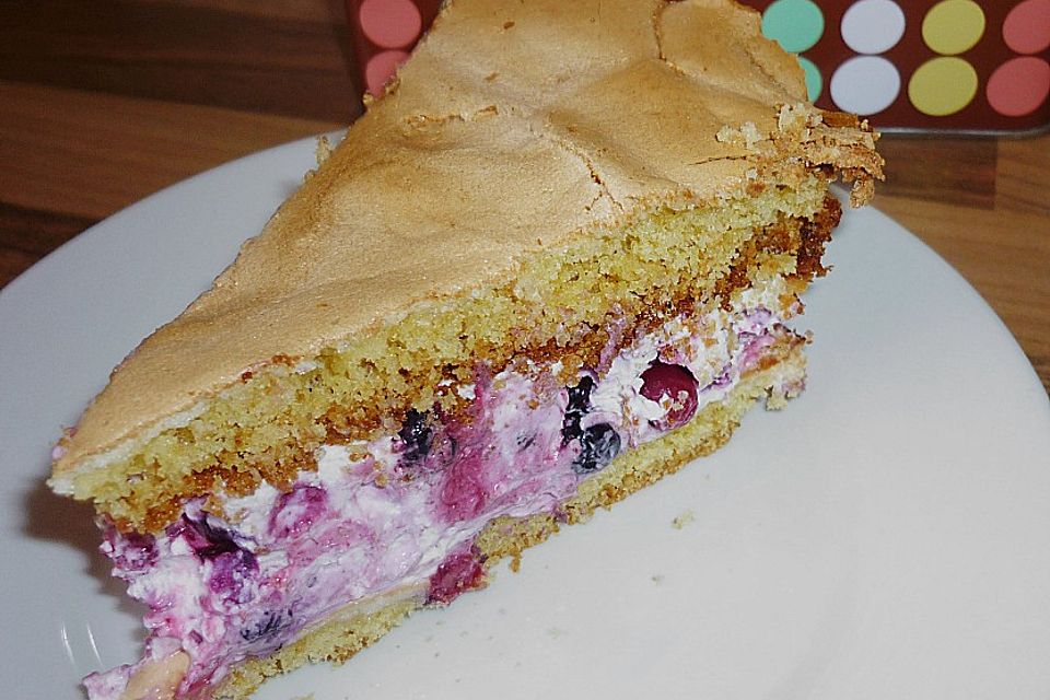 Baisertorte mit Beerensahne