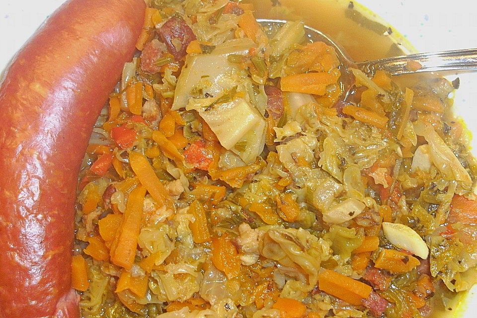 Wirsingsuppe pikant, mit Mettwürstchen