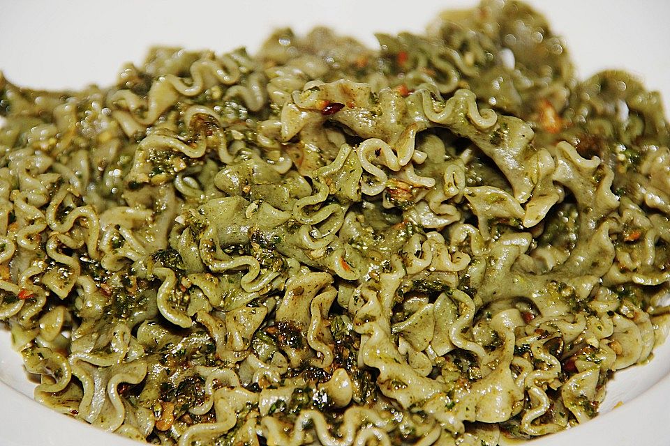 Vollkornpasta mit Löwenzahnpesto