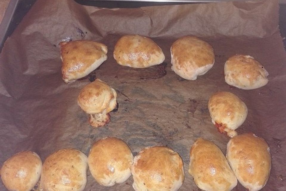 Pizzabrötchen aus frischem Pizzateig