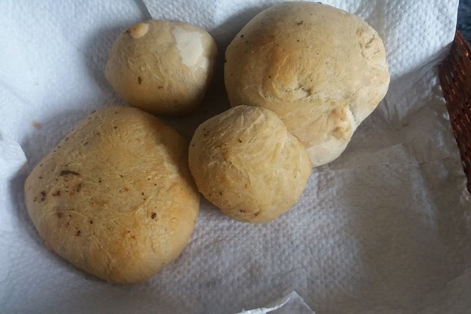 Pizzabrötchen aus frischem Pizzateig