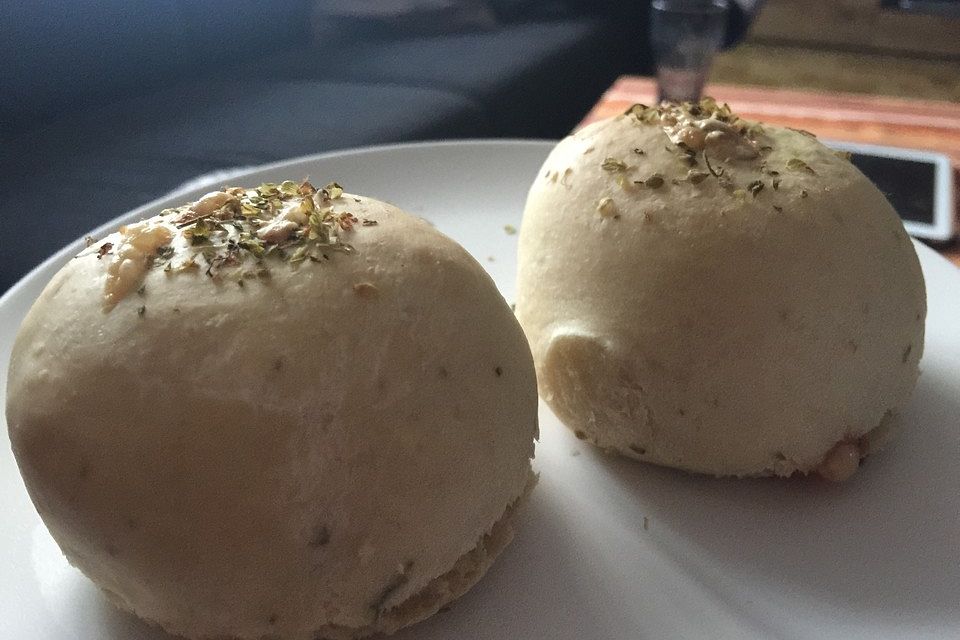 Pizzabrötchen aus frischem Pizzateig