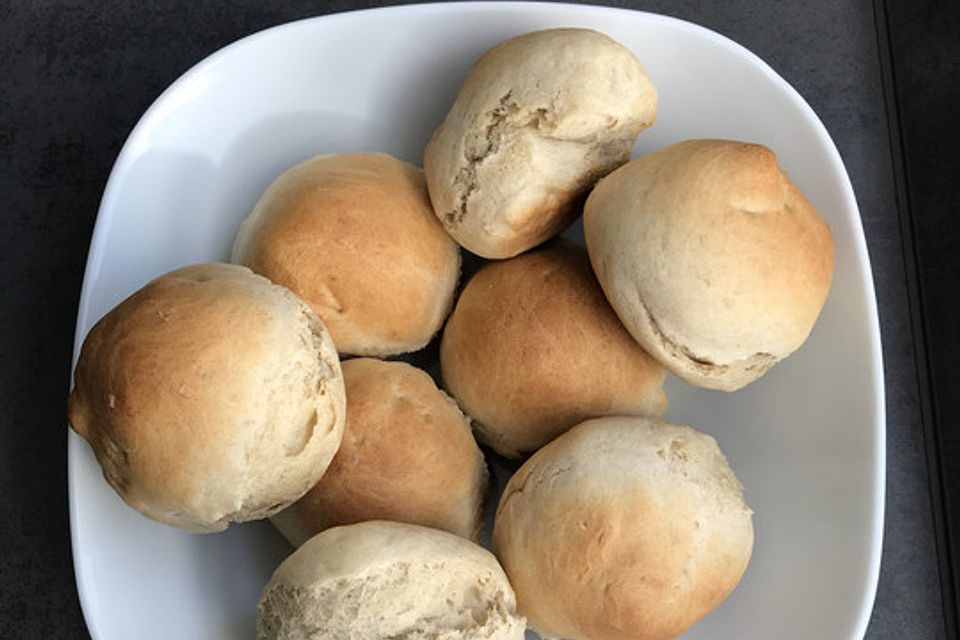 Pizzabrötchen aus frischem Pizzateig