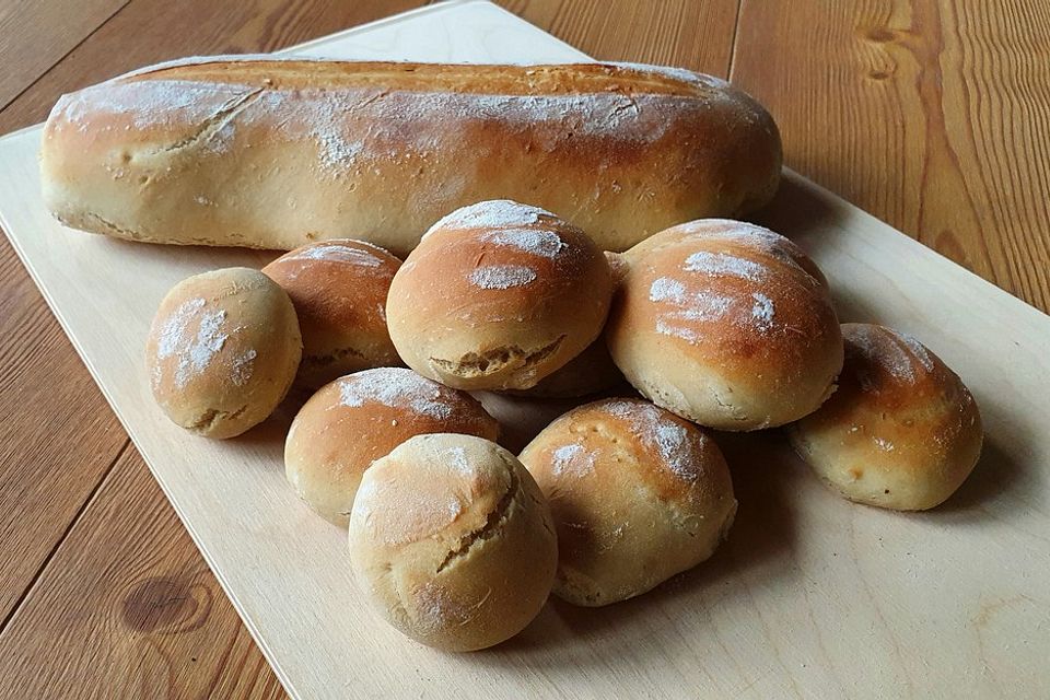 Pizzabrötchen aus frischem Pizzateig