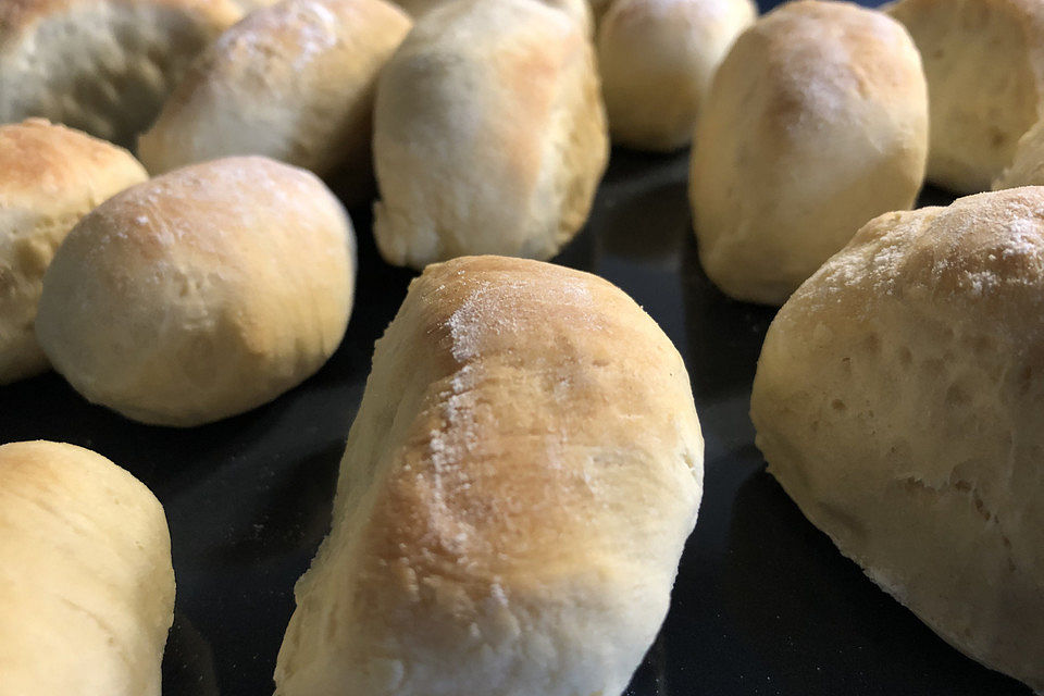 Pizzabrötchen aus frischem Pizzateig