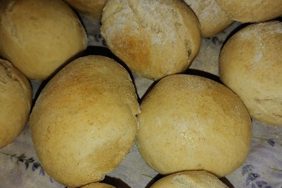 Pizzabrötchen aus frischem Pizzateig