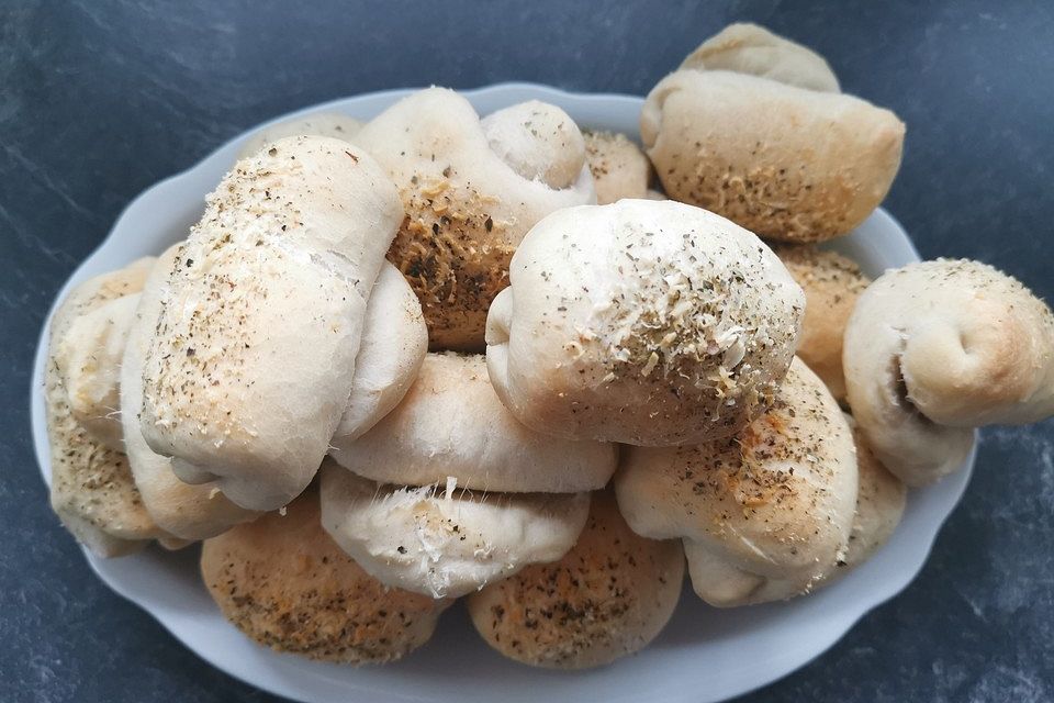 Pizzabrötchen aus frischem Pizzateig