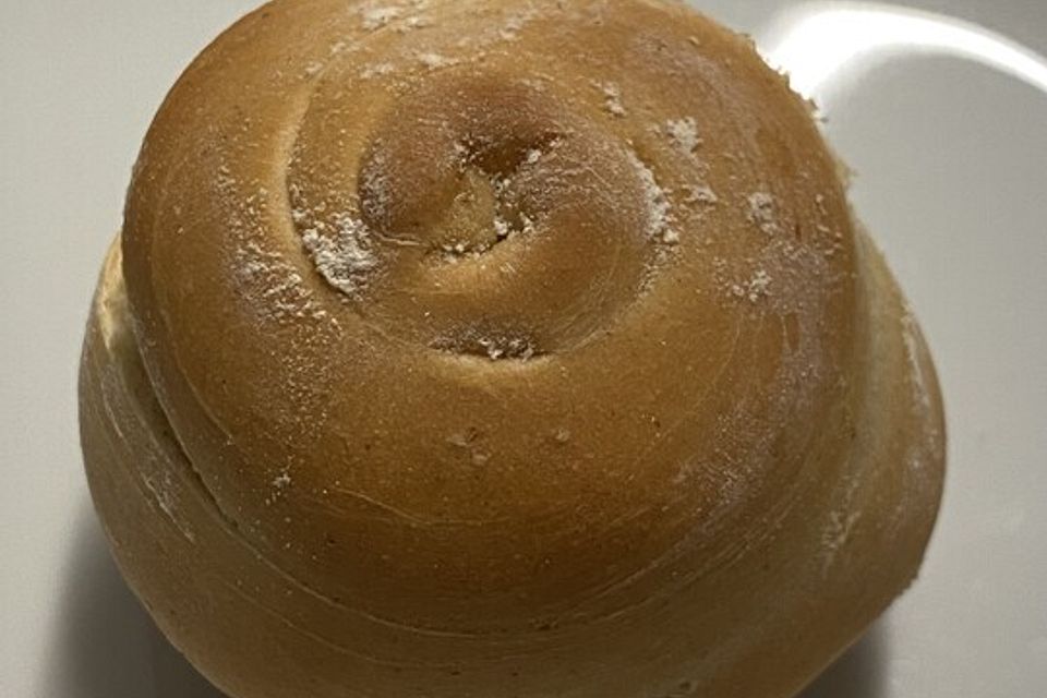 Pizzabrötchen aus frischem Pizzateig