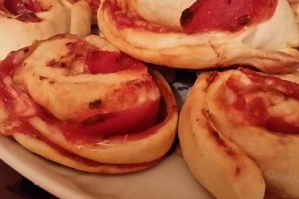 Pizzabrötchen aus frischem Pizzateig