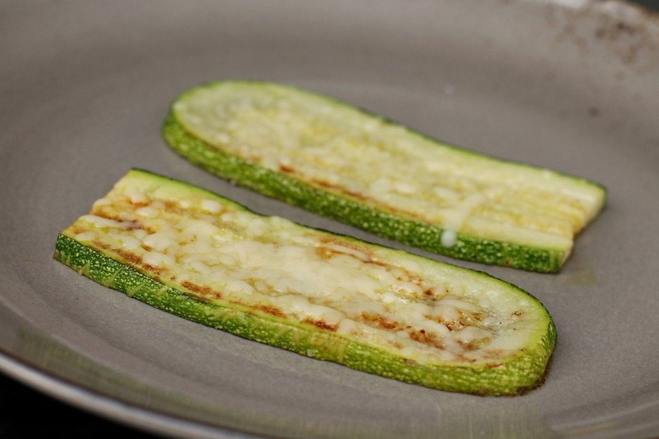 Gebratene Zucchini mit Käse