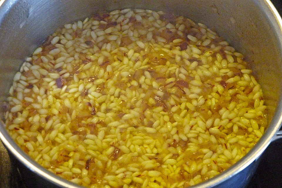 Safranrisotto mit frischen Kräutern