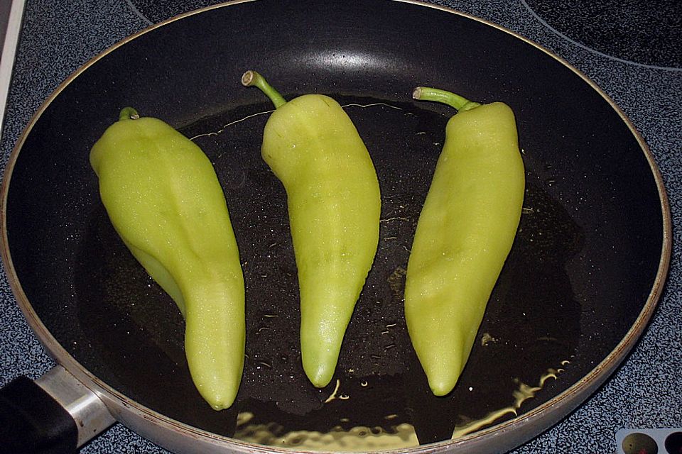 Gebratene Spitzpaprika mit Schafskäse