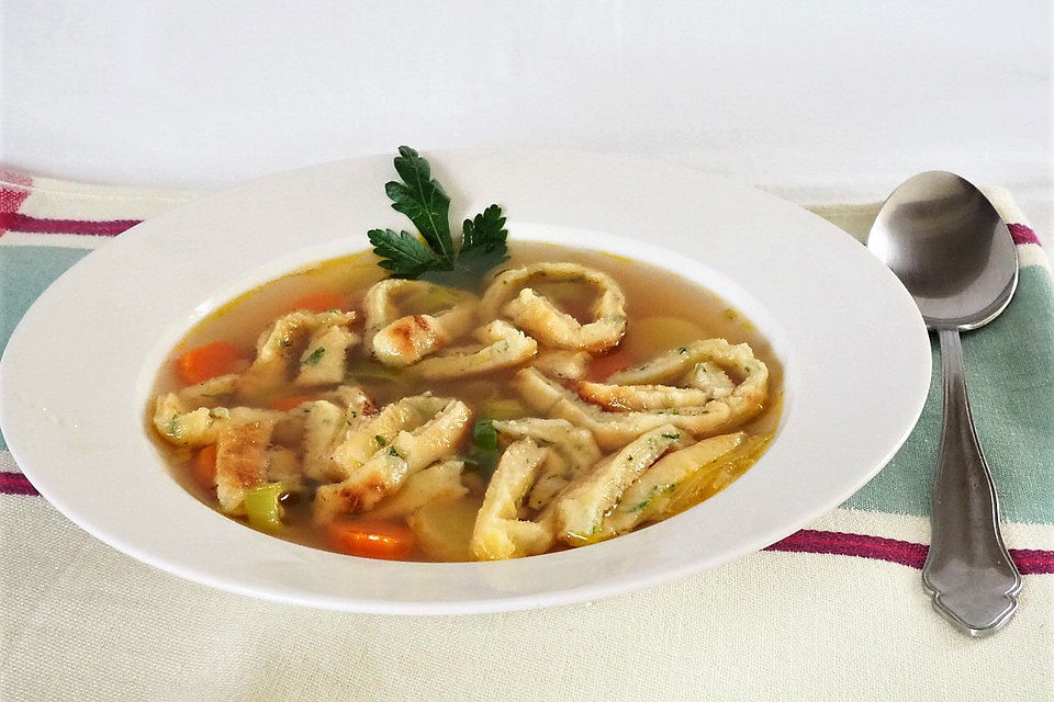 Gemüsesuppe mit Pfannkuchenstreifen