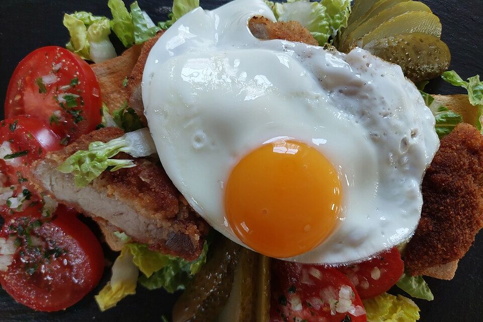 Schnitzeltoast mit Spiegelei