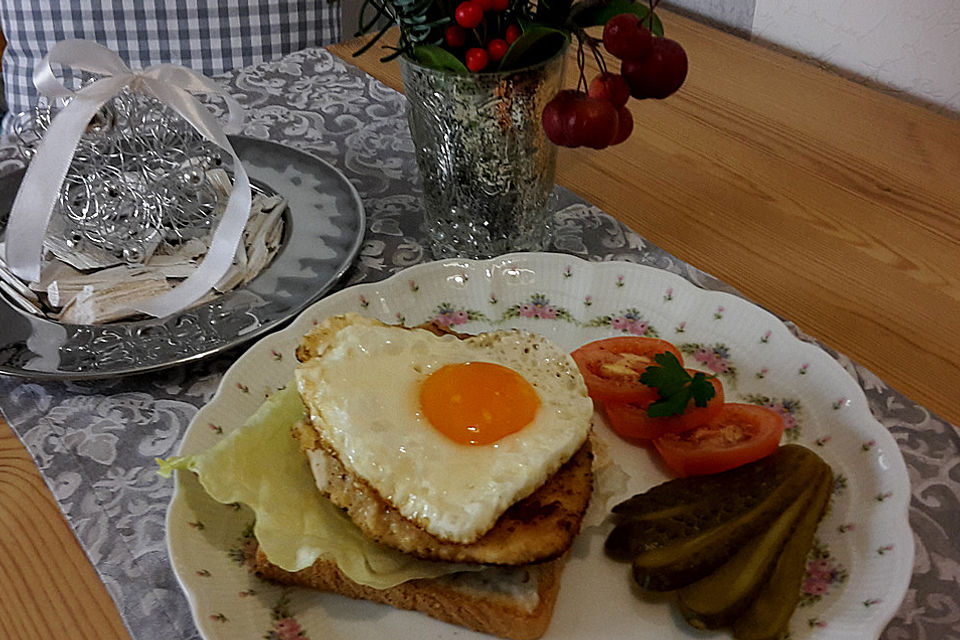 Schnitzeltoast mit Spiegelei