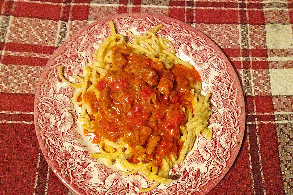 Schweinegeschnetzeltes mit Paprika - Tomatensoße