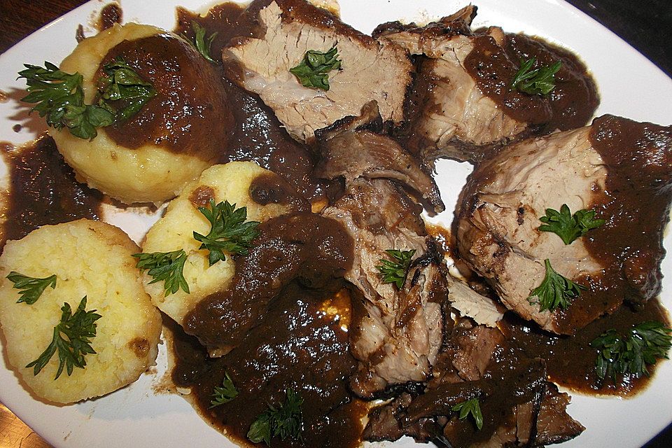 Geschmorter Schweinebraten mit Klößen