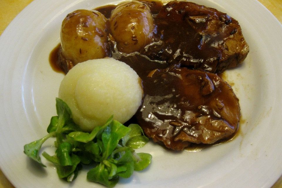 Geschmorter Schweinebraten mit Klößen