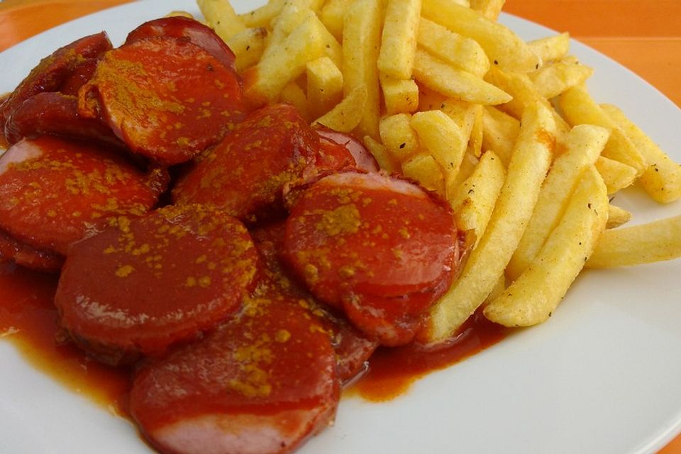 Currywurst mit Pommes