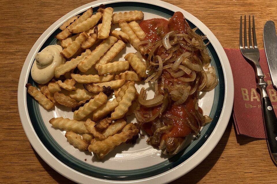 Currywurst mit Pommes