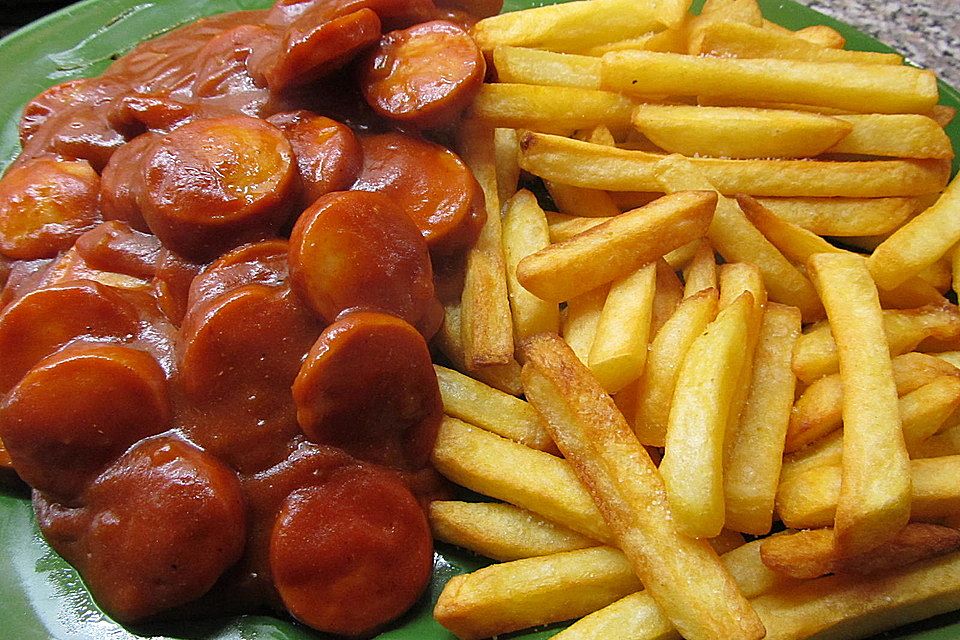 Currywurst mit Pommes