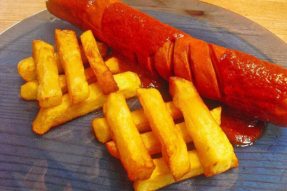 Currywurst mit Pommes