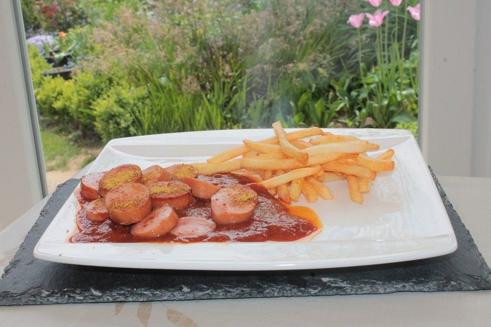 Currywurst mit Pommes