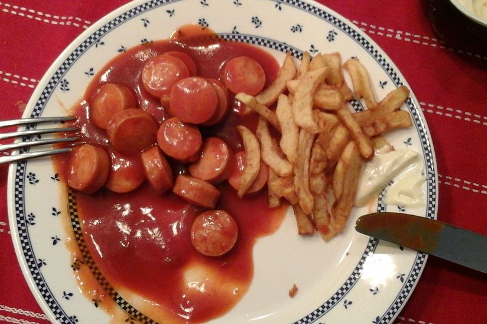 Currywurst mit Pommes