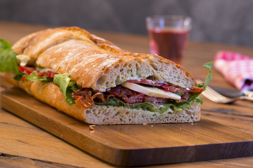 Caprese Bacon-Ciabatta-Sandwich