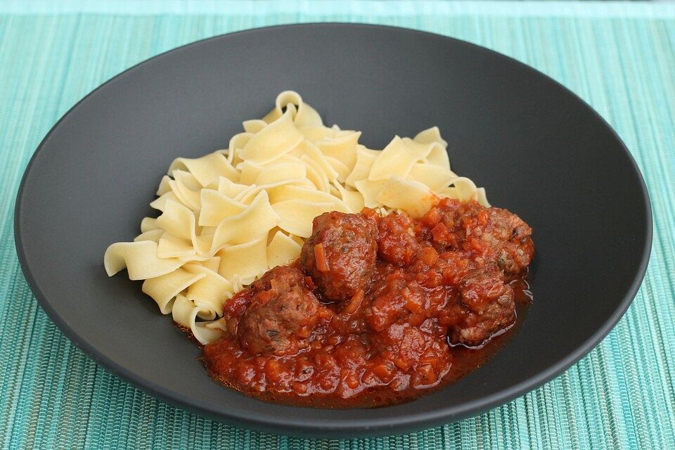 Hackklößchen in Rotwein - Tomatensauce