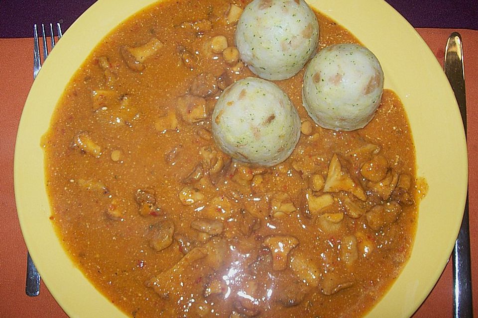 Eierschwammerlgulasch mit Serviettenknödel