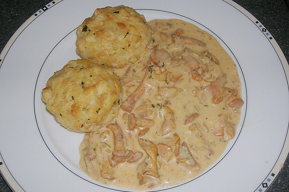 Eierschwammerlgulasch mit Serviettenknödel