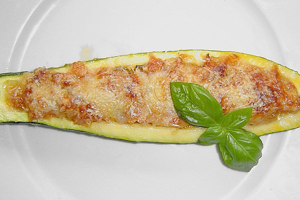 Vegetarisch gefüllte Zucchini