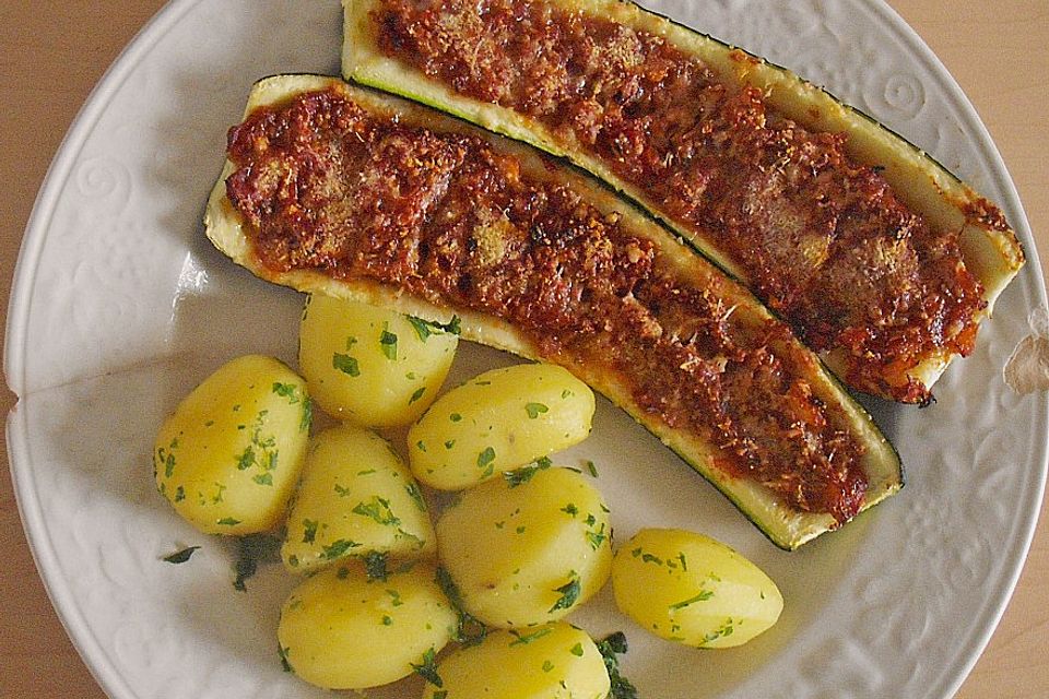 Vegetarisch gefüllte Zucchini