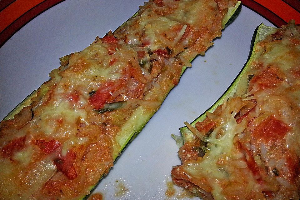 Vegetarisch gefüllte Zucchini