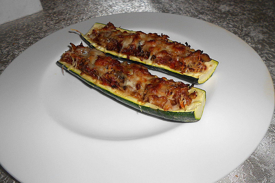 Vegetarisch gefüllte Zucchini